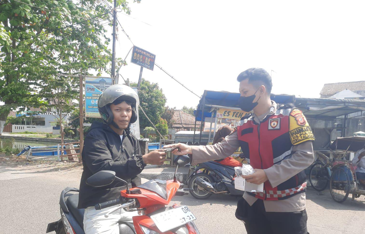 Polsek Telagasari Tingkatkan Kewaspadaan Abu Vulkanik, Personil Bagikan Masker kepada Masyarakat