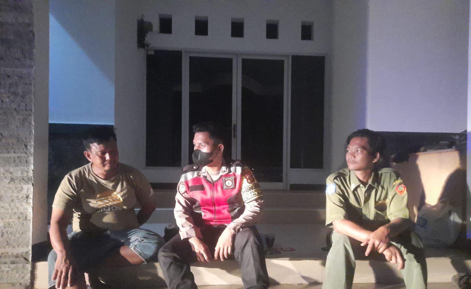 Bhabinkamtibmas Polsek Telagasari Bina Giat Siskamling Warga Untuk Pastikan Lingkungan Kondusif