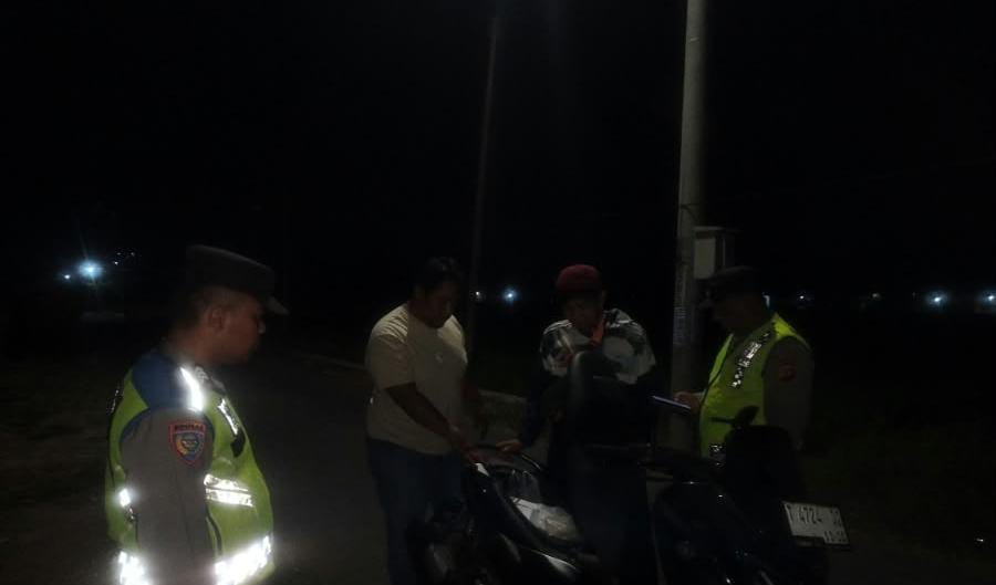 Bhabinkamtibmas Ikut Serta Dalam Giat Ronda Bersama Warga