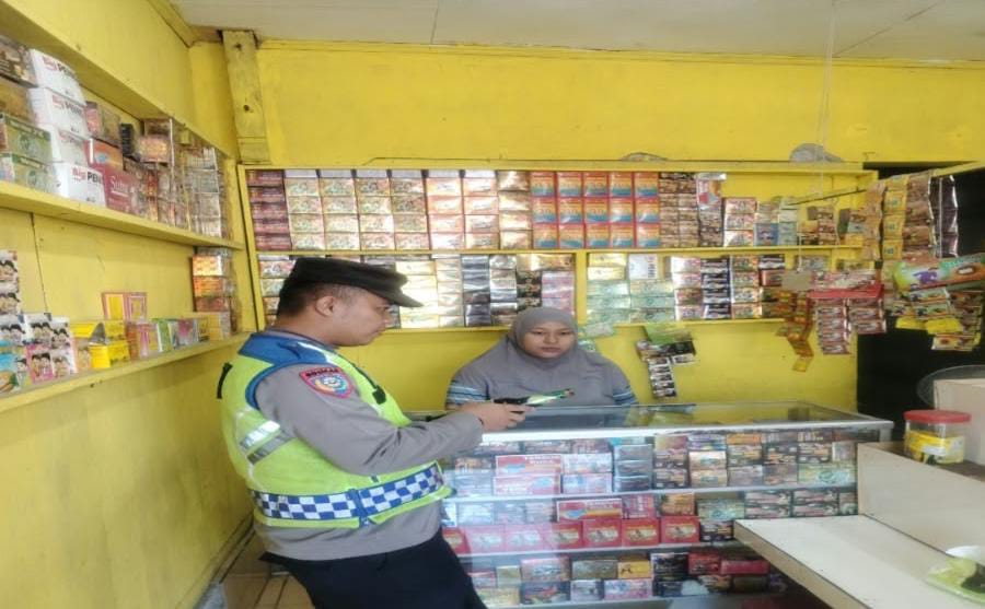 Prekat Polsek Banyusari Gelar Razia Miras Demi Ciptakan Situasi Kamtibmas Kondusif