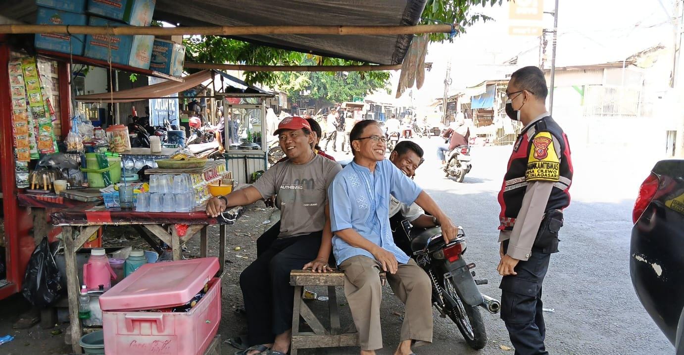 Ingatkan Warga Potensi Kenakalan Remaja, Bhabinkamtibmas Polsek Telagasari Himbau Warga Pantau Kegiatan Anak