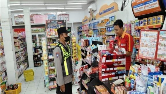 Giat Patroli Perekat Supermarket Alfamart Gempol Guna Antisipasi Kejahatan