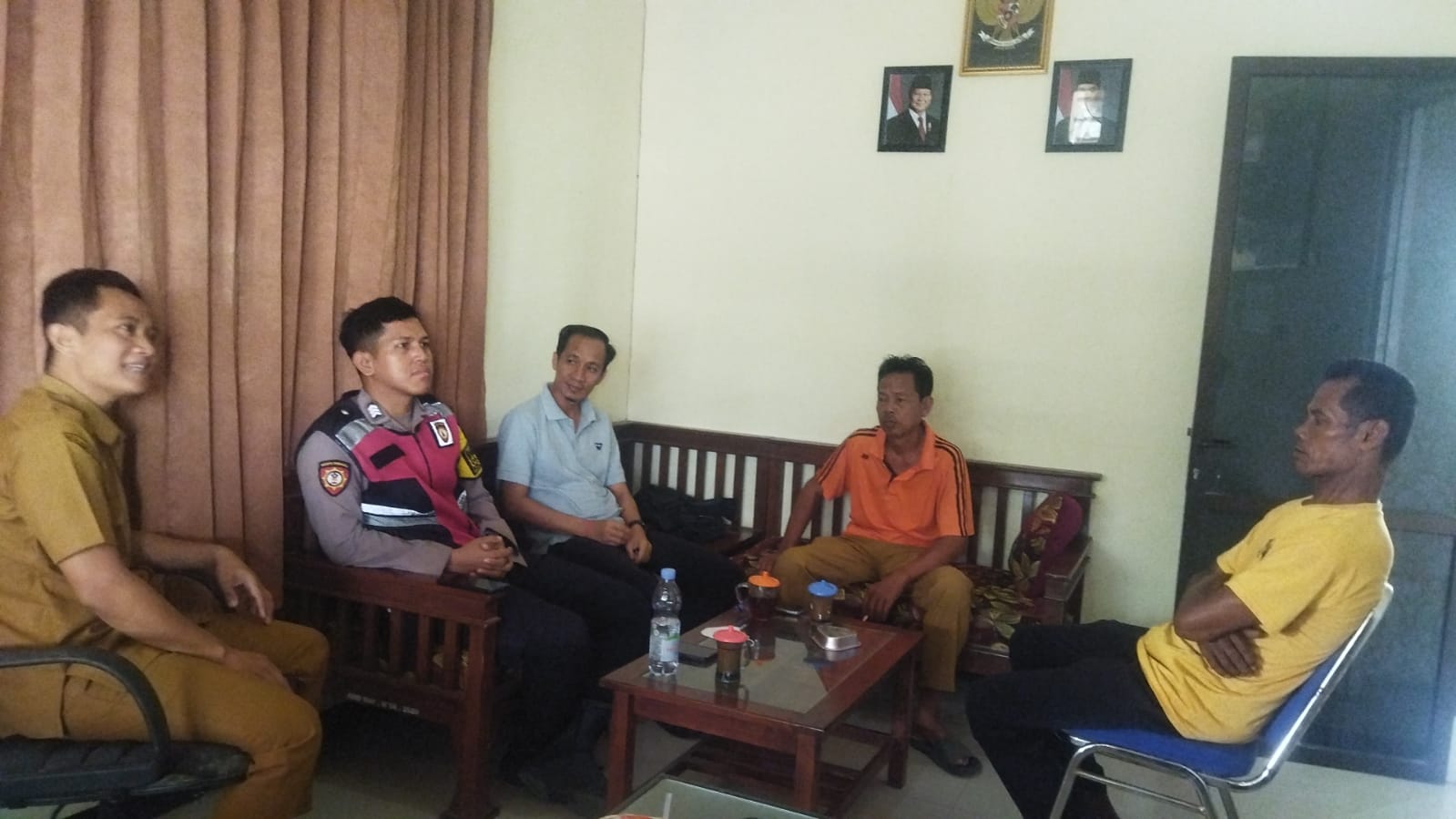 Bhabinkamtibmas Polsek Telagasari Sambangi Aparatur Desa Pulosari, Antisipasi Gangguan Kamtibmas Jelang Pilkades