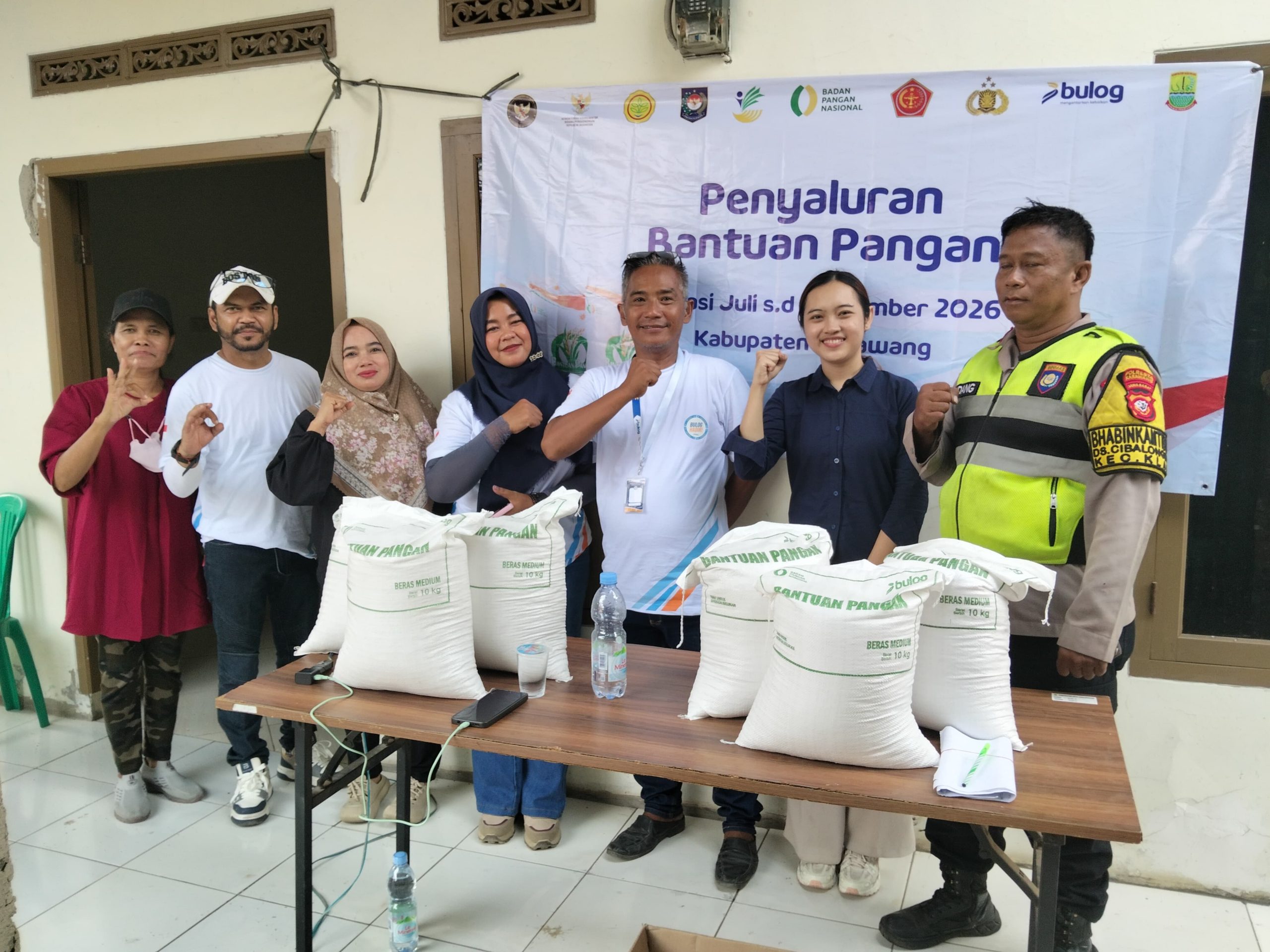 Bhabinkamtibmas Polsek Klari Pantau Pendistribusian Bantuan Beras kepada Warga Dusun Pasir Panjang