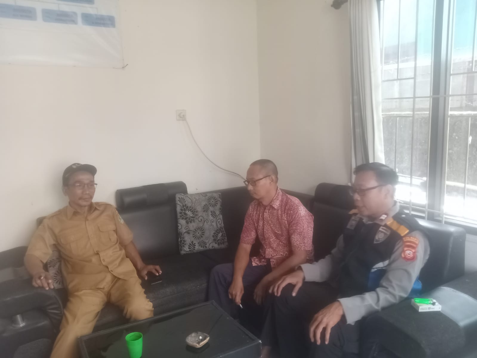 Bhabinkamtibmas Polsek Jatisari Sampaikan Pesan Kamtibmas kepada Warga Desa Jatiragas