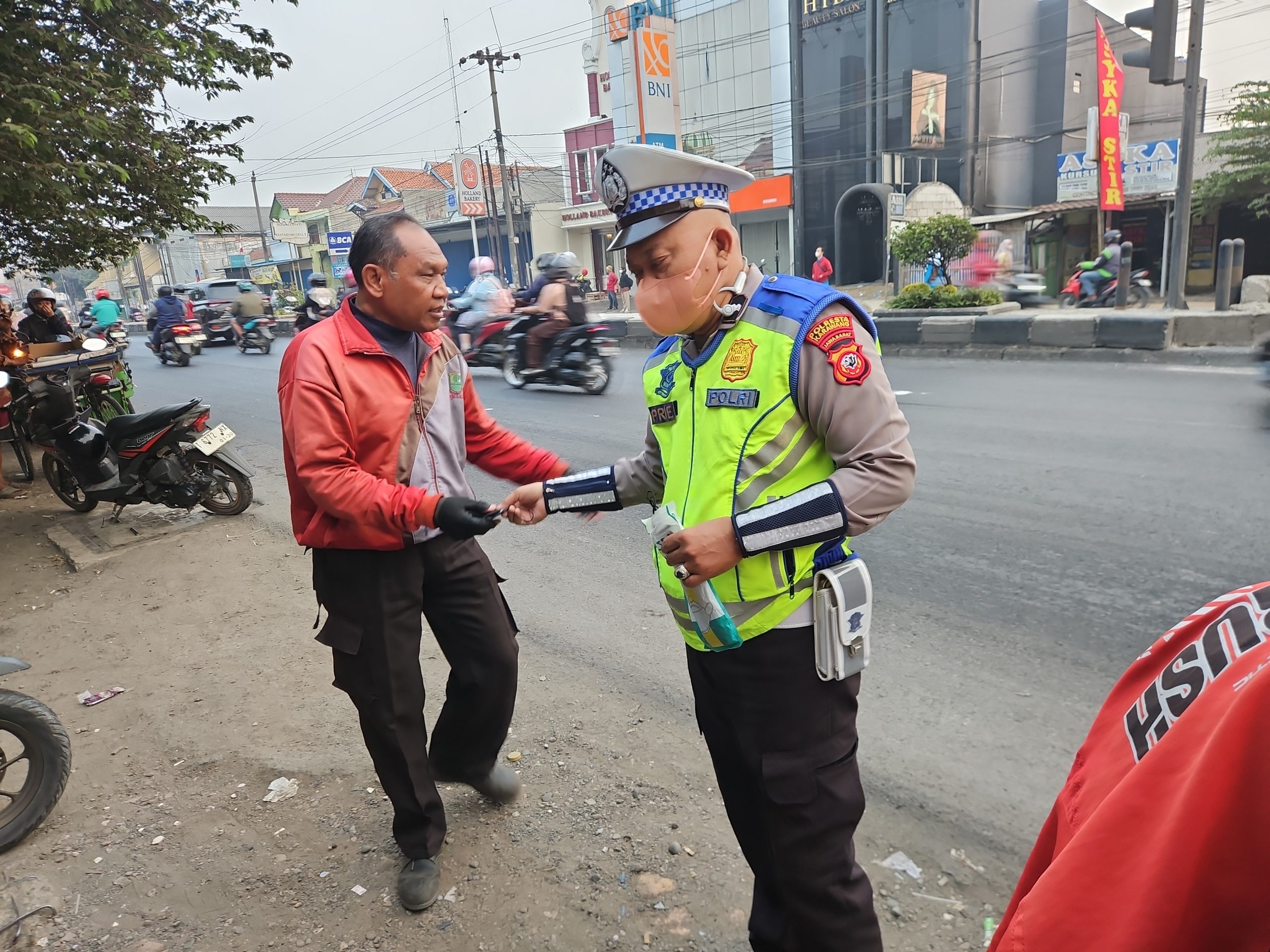 Antisipasi Sebaran Abu Vulkanik Anak Krakatau, Polsek Klari Polresta Karawang Kembali Bagikan Masker
