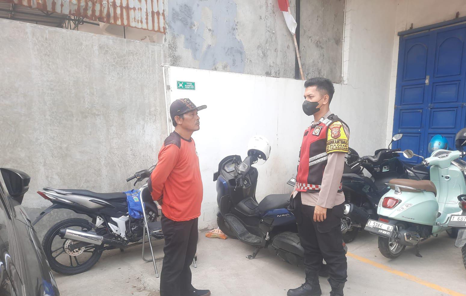 Bhabinkamtibmas Polsek Telagasari Sebar Himbauan Kamtibmas Kepada Warga Dalam Giat Sambang