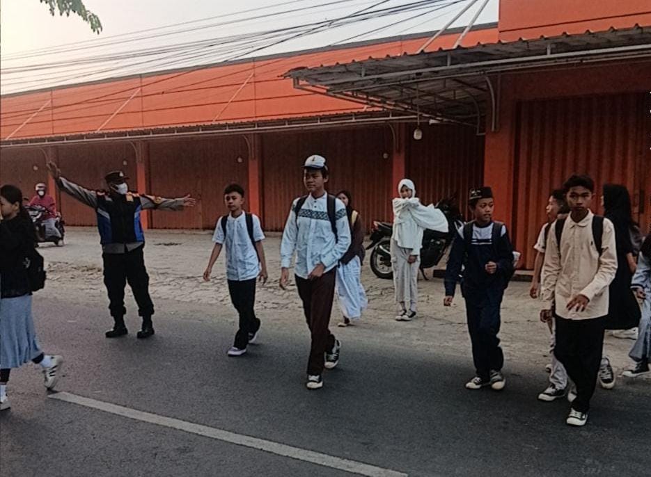 Sapa Pagi Polsek Telagasari, Jaga Kondusifitas Lingkungan dan Bantu Warga Menyebrang