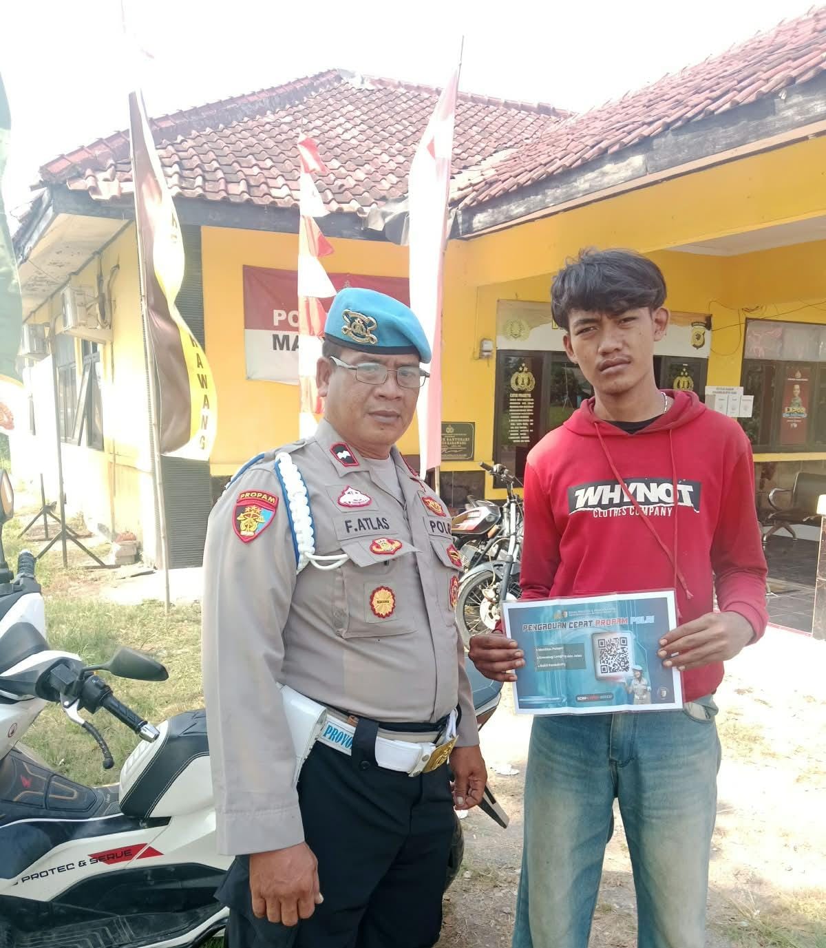 Polsek Banyusari Melaksanakan Giat Sosialisasi QR Barcode ke Masyarakat Pengaduan ke Divisi Propam Polri Bidpropam Polda Jabar
