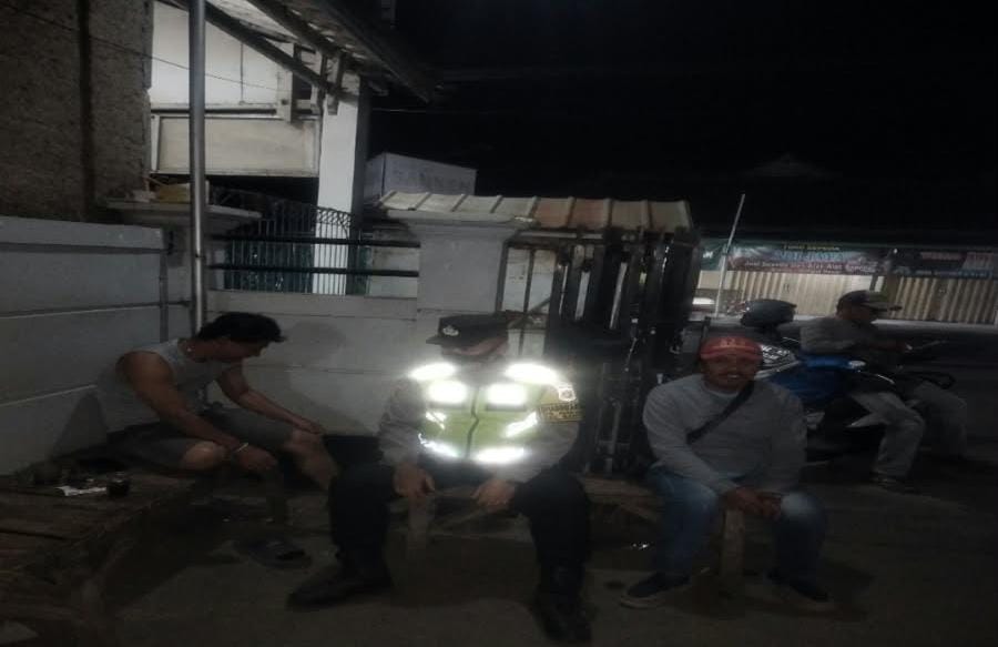 Bhabinkamtibmas Ikut Serta Dalam Giat Ronda Bersama Warga