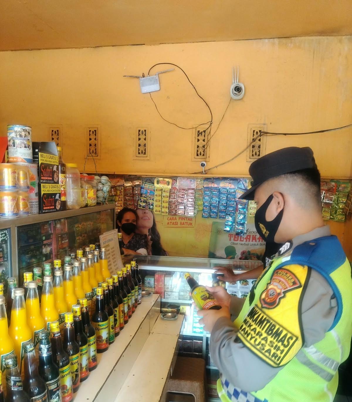 Prekat Polsek Banyusari Gelar Razia Miras Demi Ciptakan Situasi Kamtibmas Kondusif