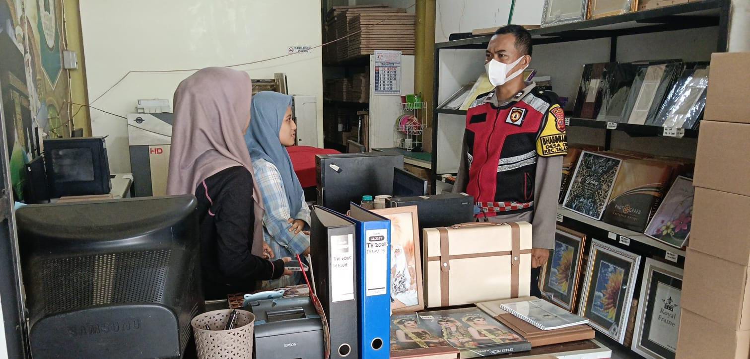 Waspada TPPO, Bhabinkamtibmas Polsek Telagasari Himbau Warga Waspadai Ajakan Bekerja Ke Luar Negeri