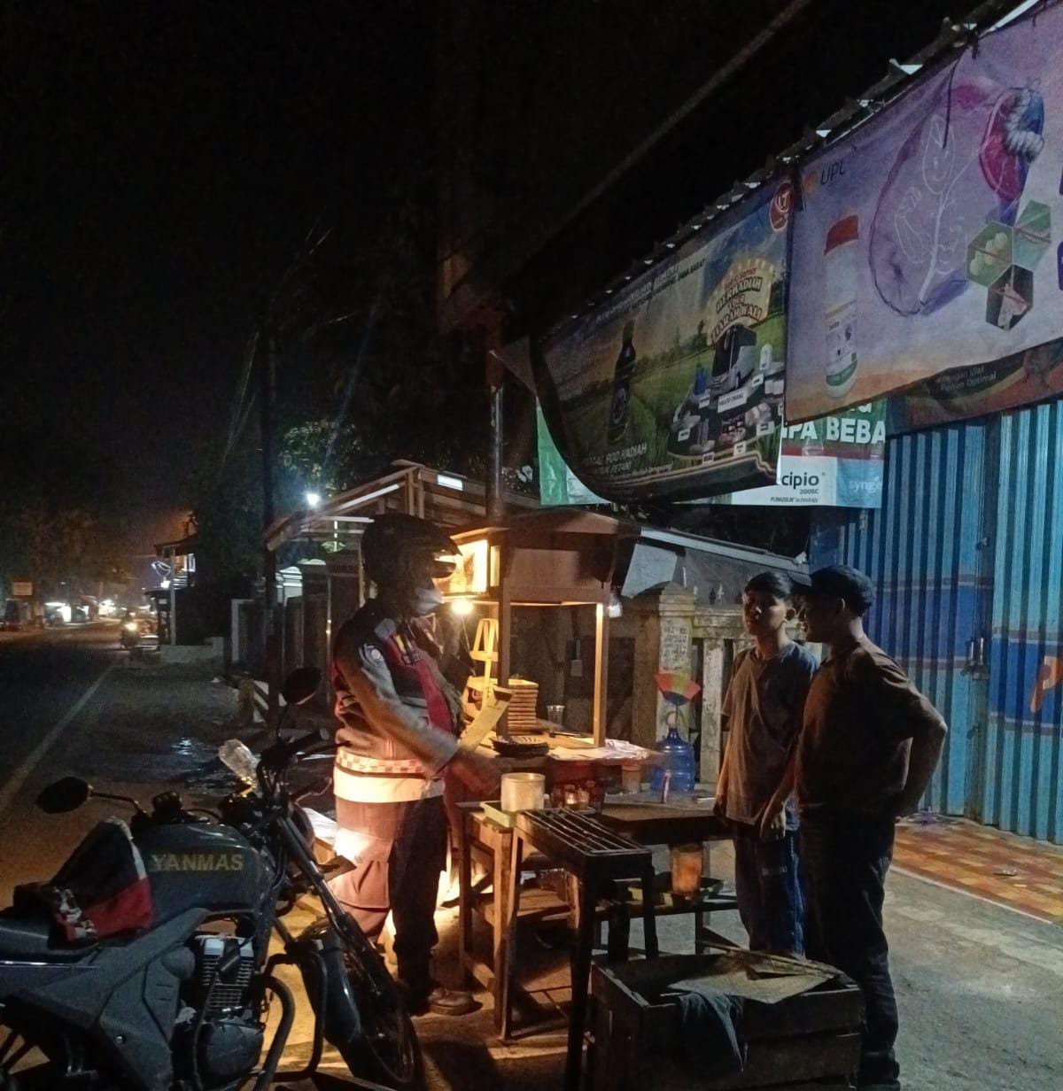 Bhabinkamtibmas Ikut Serta Dalam Giat Ronda Bersama Warga
