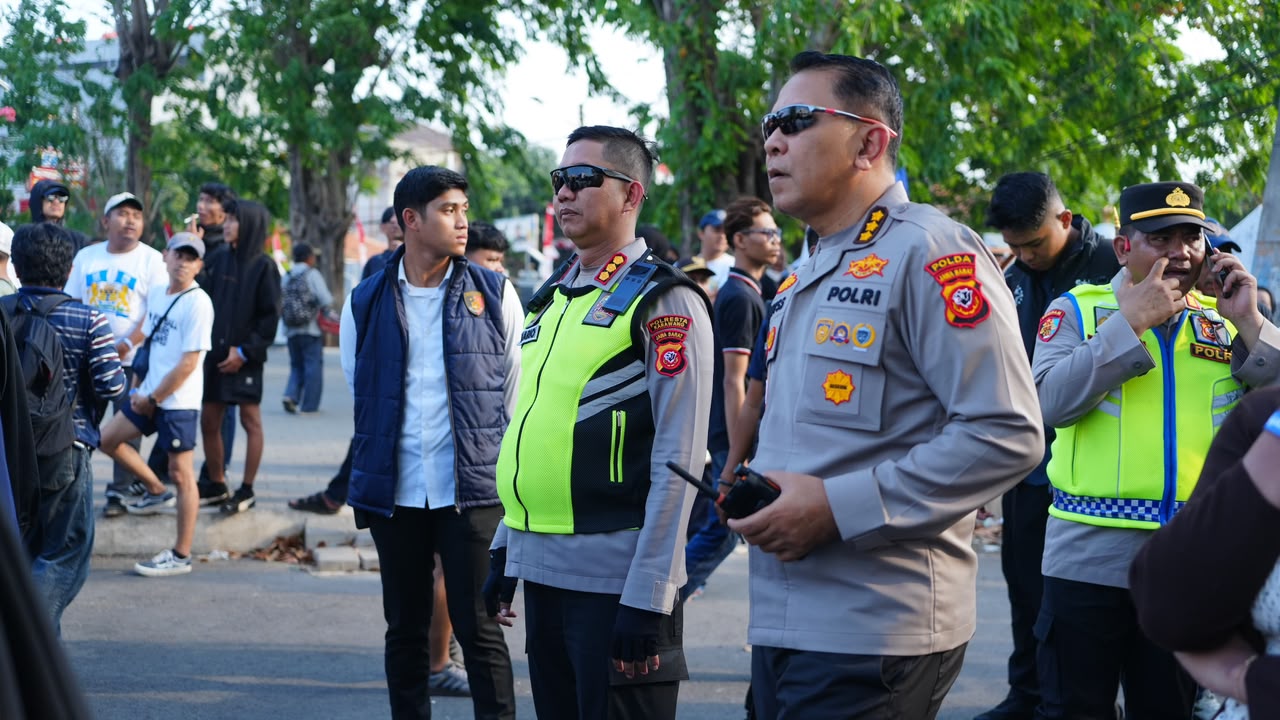 Pastikan Wilayah Penyangga Ibu Kota Kondusif, Kapolresta Karawang Bersama Karo Ops Polda Jabar Pimpin Pengamanan Suporter Bola