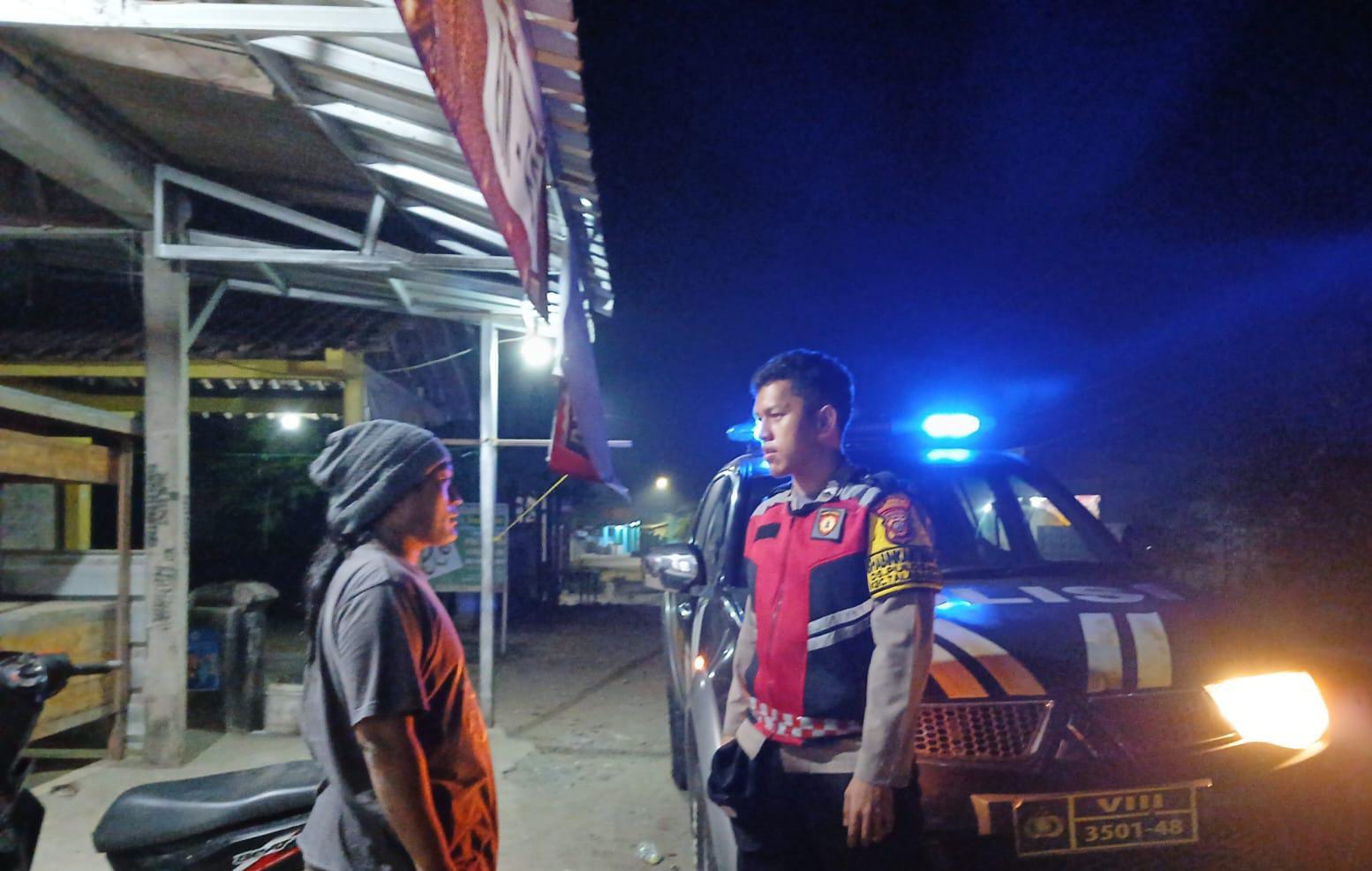 Jaga Kondusivitas Lingkungan, Bhabinkamtibmas Polsek Telagasari Gencar Lakukan Patroli Malam
