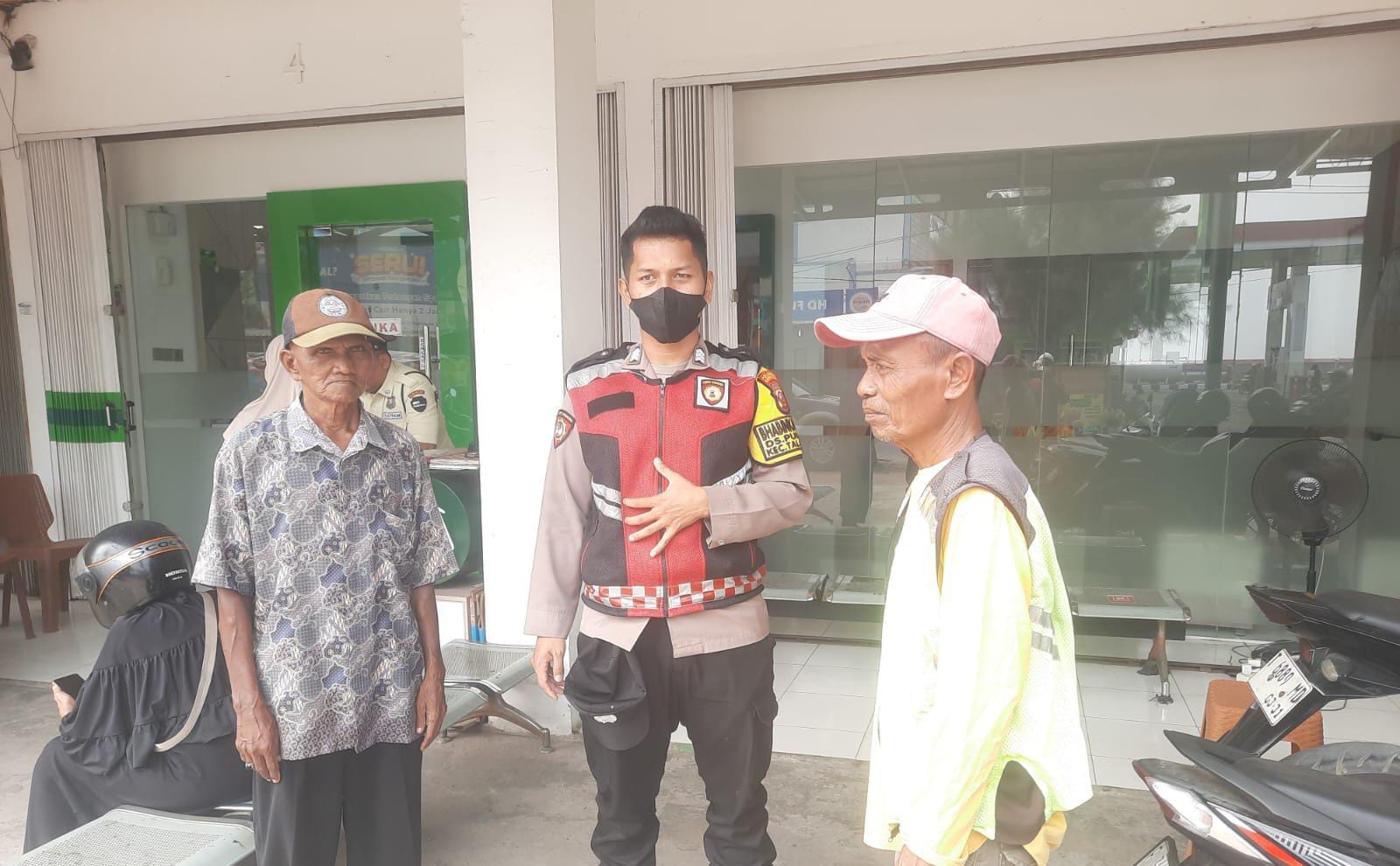 Bhabinkamtibmas Polsek Telagasari Sebar Himbauan Kamtibmas Kepada Warga Dalam Giat Sambang