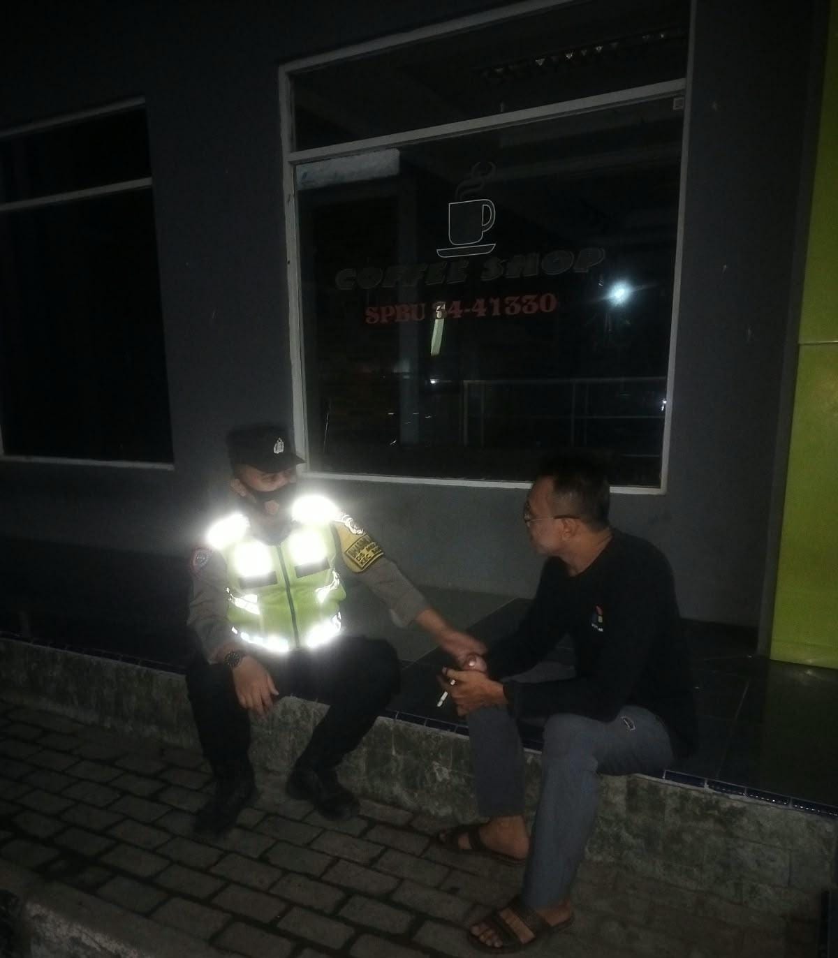 Bhabinkamtibmas Ikut Serta Dalam Giat Ronda Bersama Warga