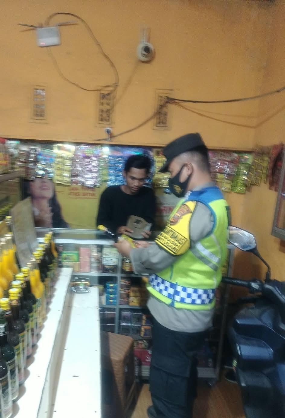 Prekat Polsek Banyusari Gelar Razia Miras Demi Ciptakan Situasi Kamtibmas Kondusif