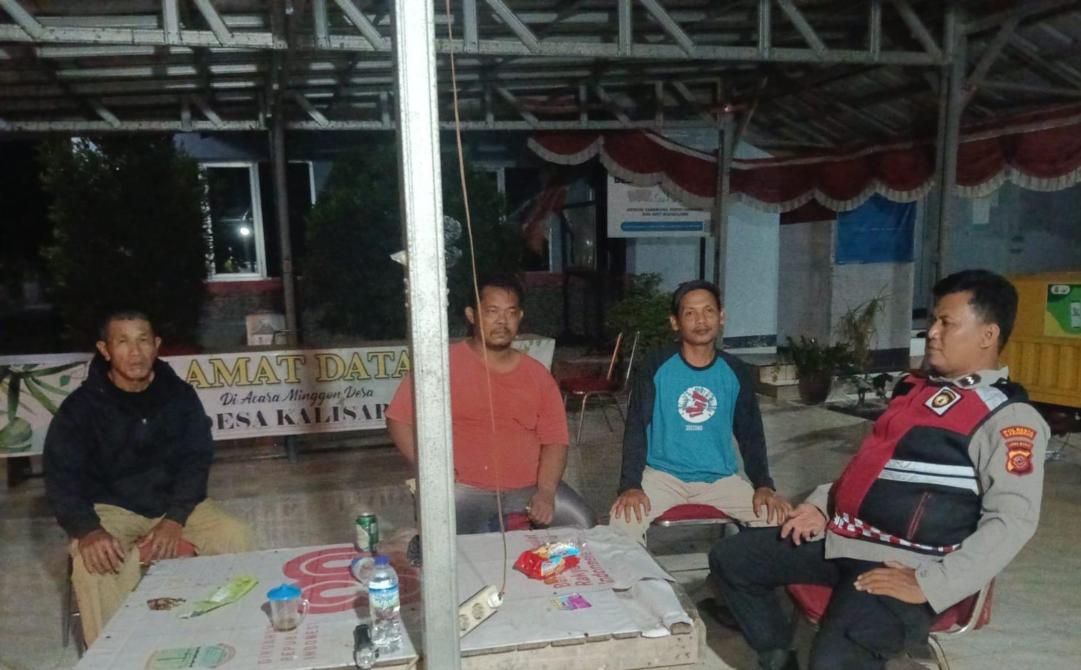 Bhabinkamtibmas Polsek Telagasari Dampingi Warga Jaga Keamanan dalam Giat Siskamling