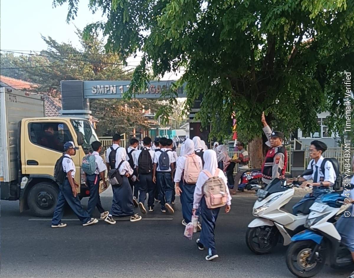 Polsek Telagasari Sapa Warga dan Bantu Siswa Menyebrang di Pagi Hari