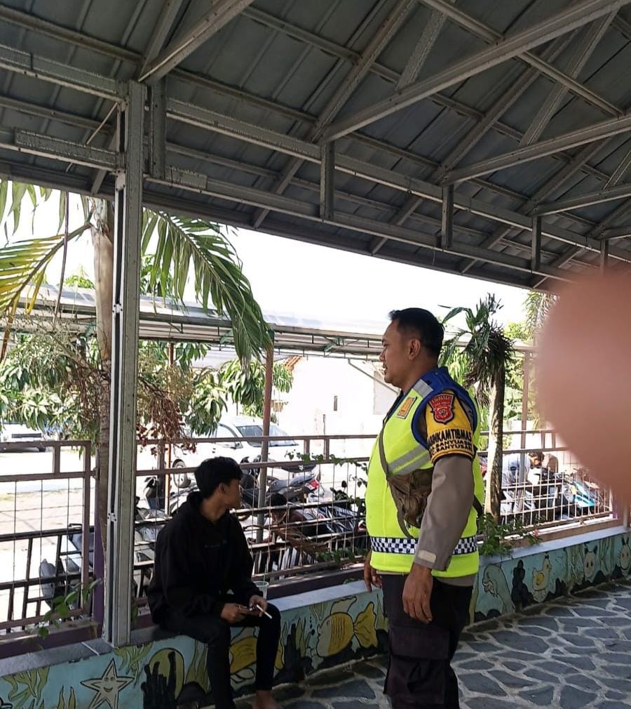 Kunjungi Kolam renang Gempol Patroli Prekat Polsek Banyusari di Siang Hari