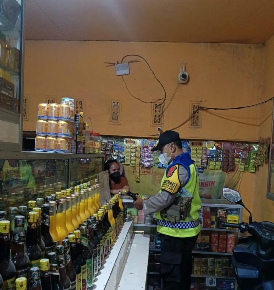 Prekat Polsek Banyusari Gelar Razia Miras Demi Ciptakan Situasi Kamtibmas Kondusif
