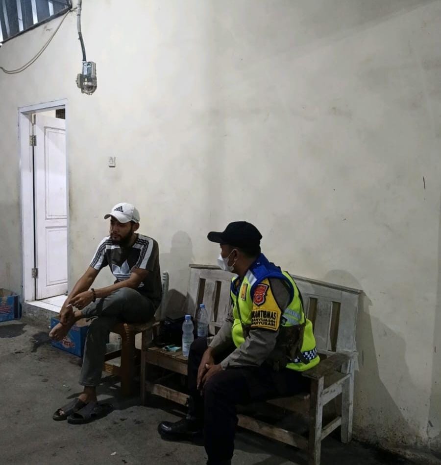Bhabinkamtibmas Ikut Serta Dalam Giat Ronda Bersama Warga