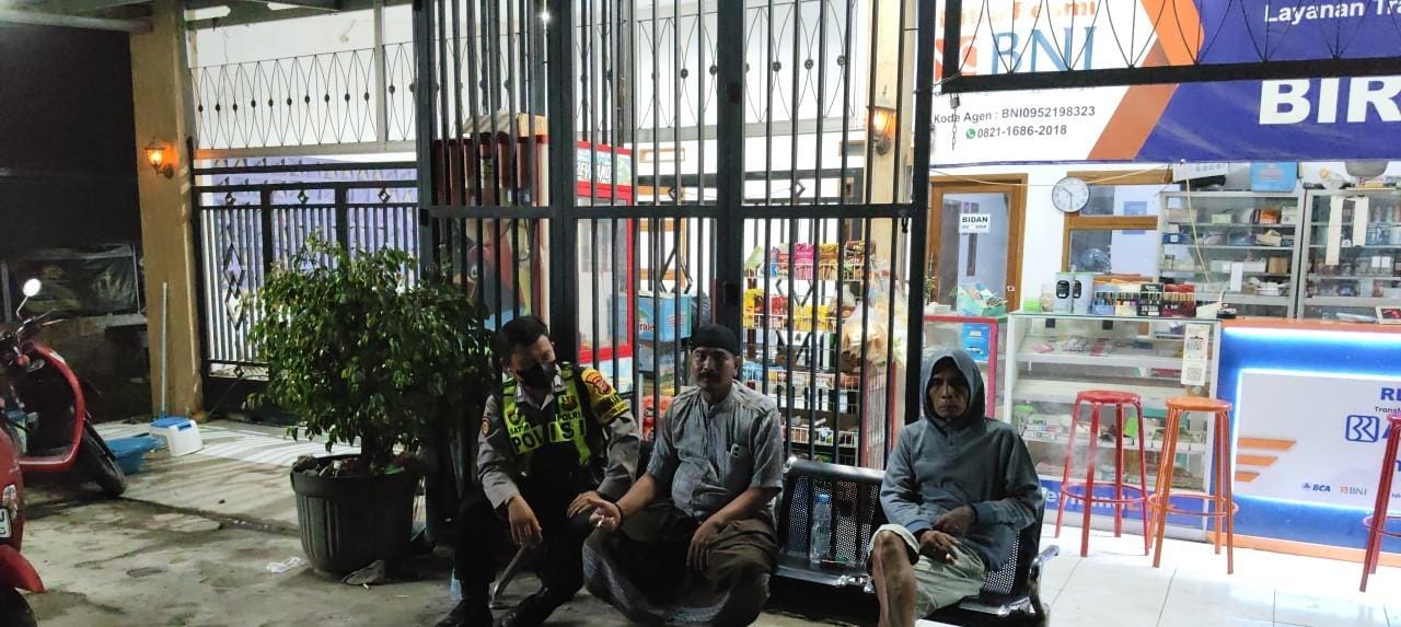 Bhabinkamtibmas Ikut Serta Dalam Giat Ronda Bersama Warga