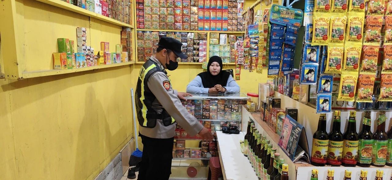 Prekat Polsek Banyusari Gelar Razia Miras Demi Ciptakan Situasi Kamtibmas Kondusif