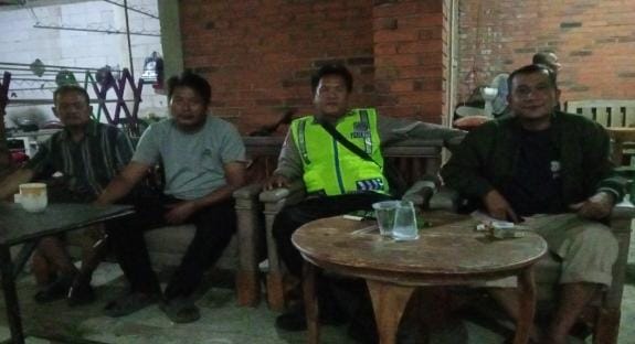 Antisipasi C3, Bhabinkamtibmas Polsek Telagasari Lakukan Ronda Bersama Warga