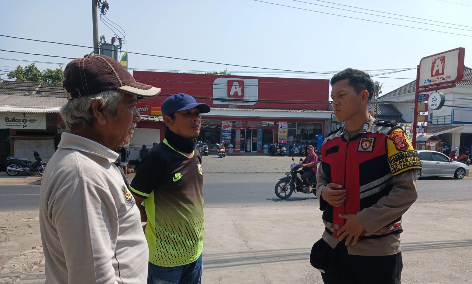 Bhabinkamtibmas Polsek Telagasari Sebar Himbauan Kamtibmas Kepada Warga Dalam Giat Sambang