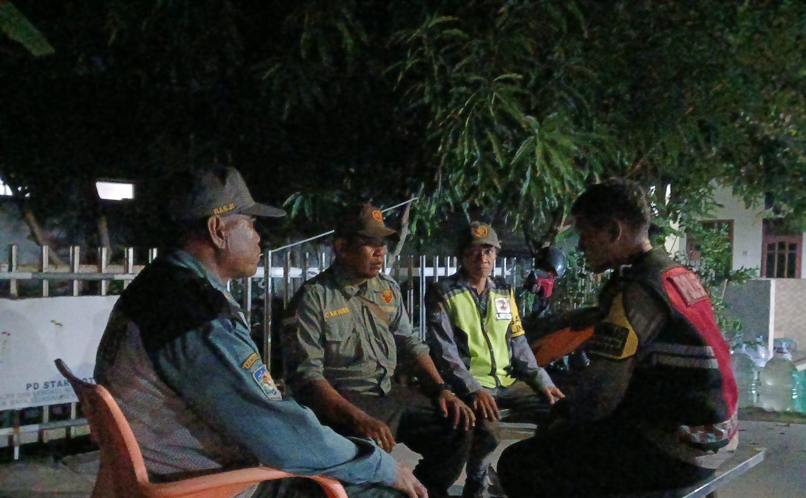 Dampingi Warga Lakukan Ronda, Bhabinkamtibmas Polsek Telagasari Pastikan Lingkungan Kondusif