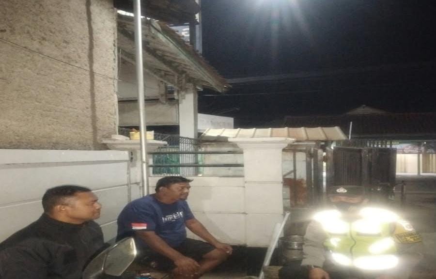 Bhabinkamtibmas Ikut Serta Dalam Giat Ronda Bersama Warga