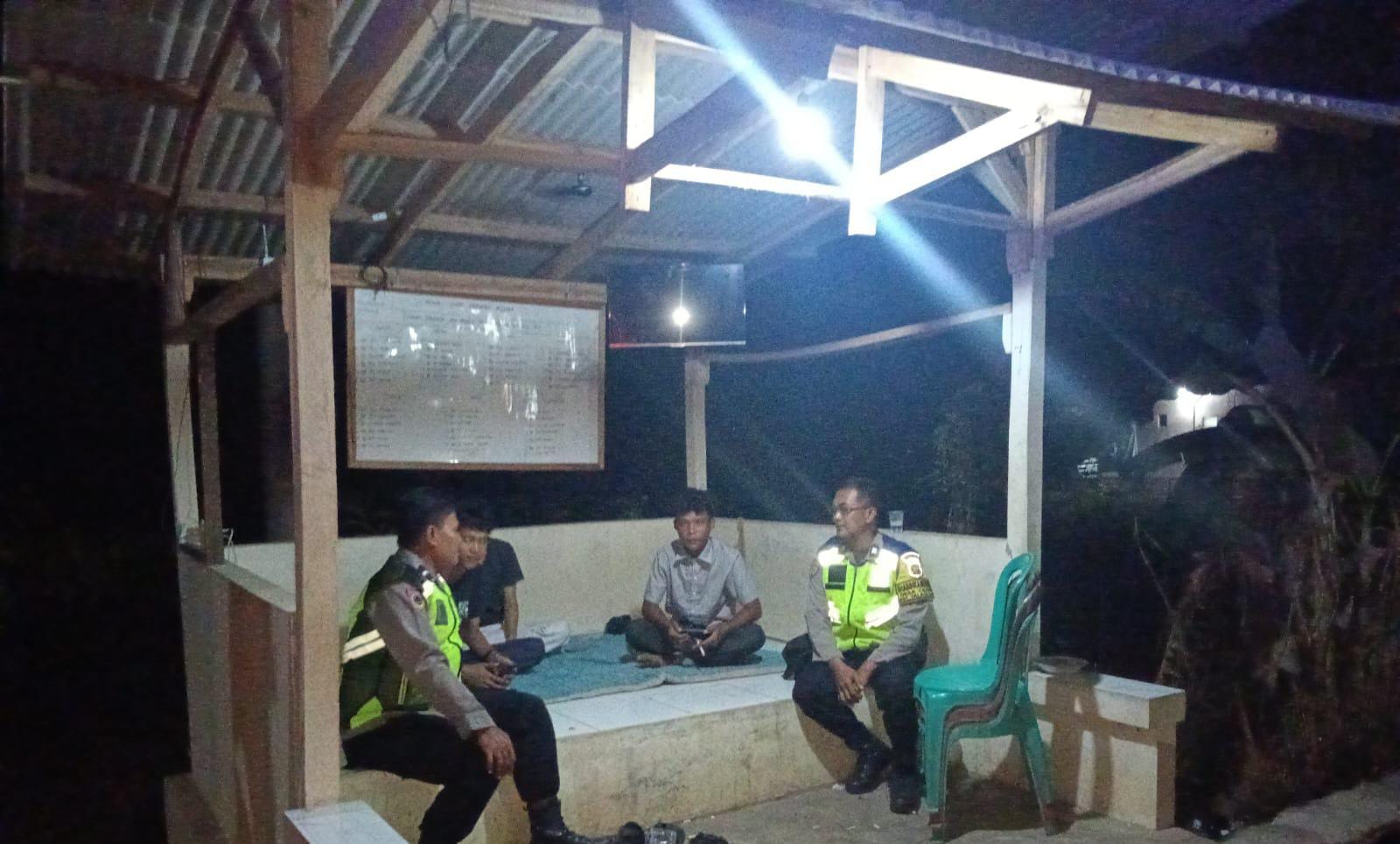 Jaga Kondusifitas Lingkungan, Bhabinkamtibmas Polsek Telagasari Laksanakan Siskamling Antisipasi C3