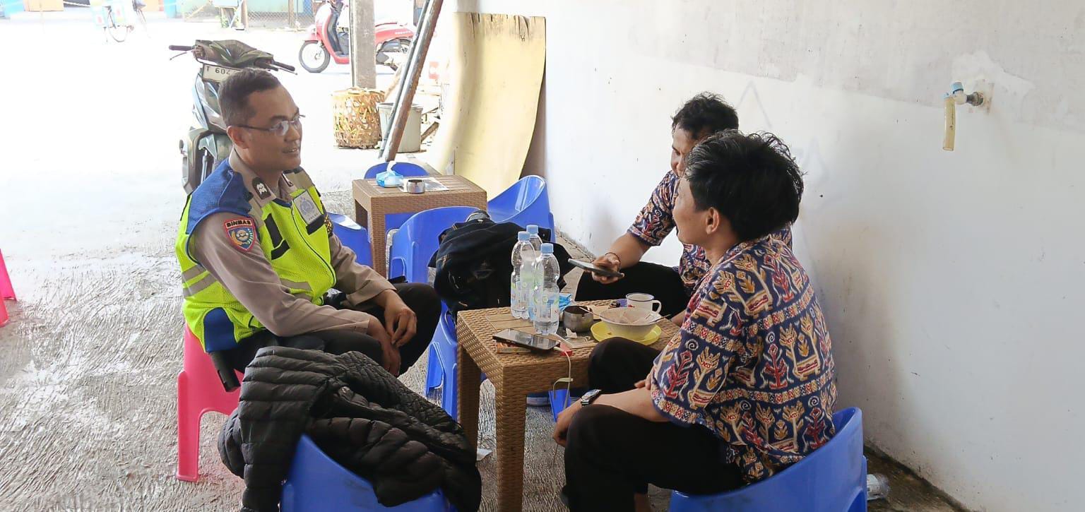 Sebar Himbauan Kamtibmas, Bhabinkamtibmas Polsek Telagasari Pastikan Lingkungan Bebas Gukamtibmas