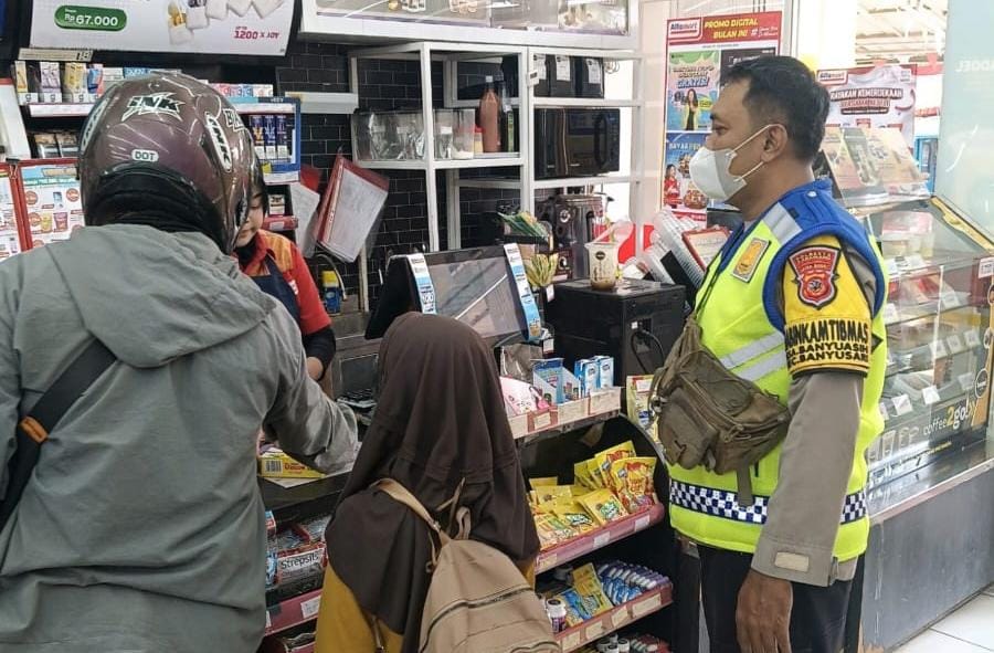 Giat Patroli Perekat Supermarket Alfamart Gempol Guna Antisipasi Kejahatan