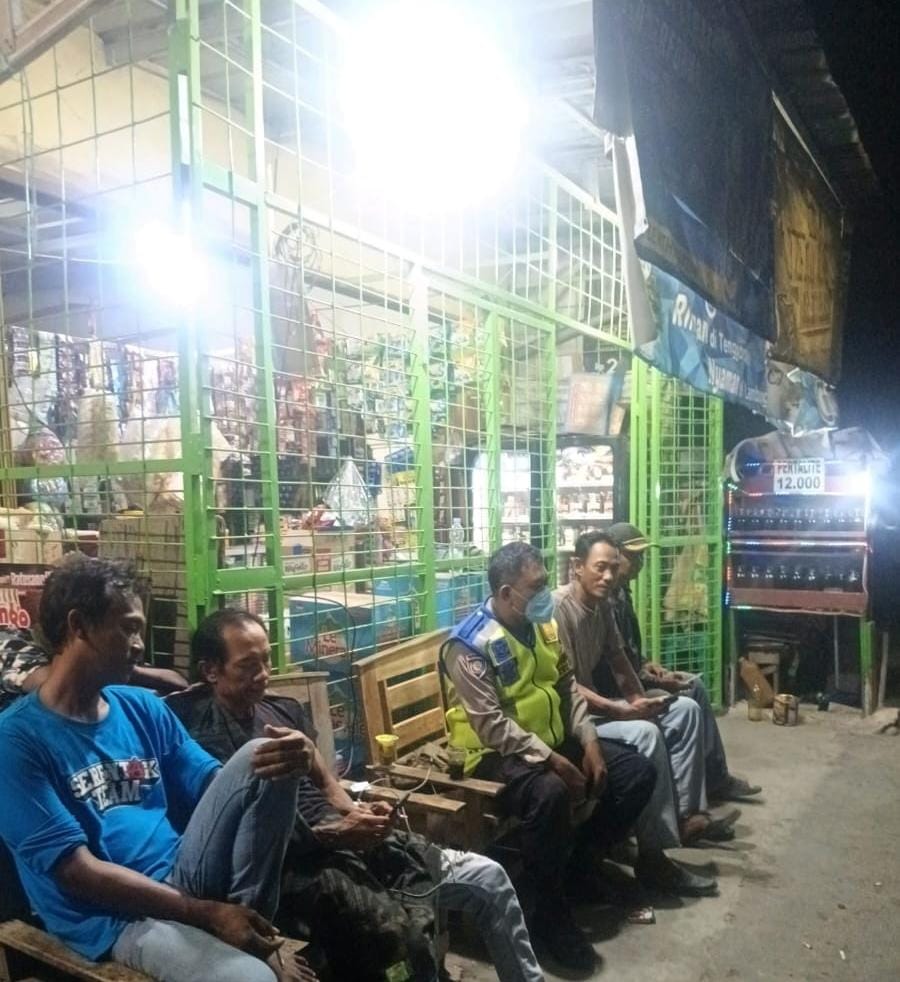 Bhabinkamtibmas Ikut Serta Dalam Giat Ronda Bersama Warga