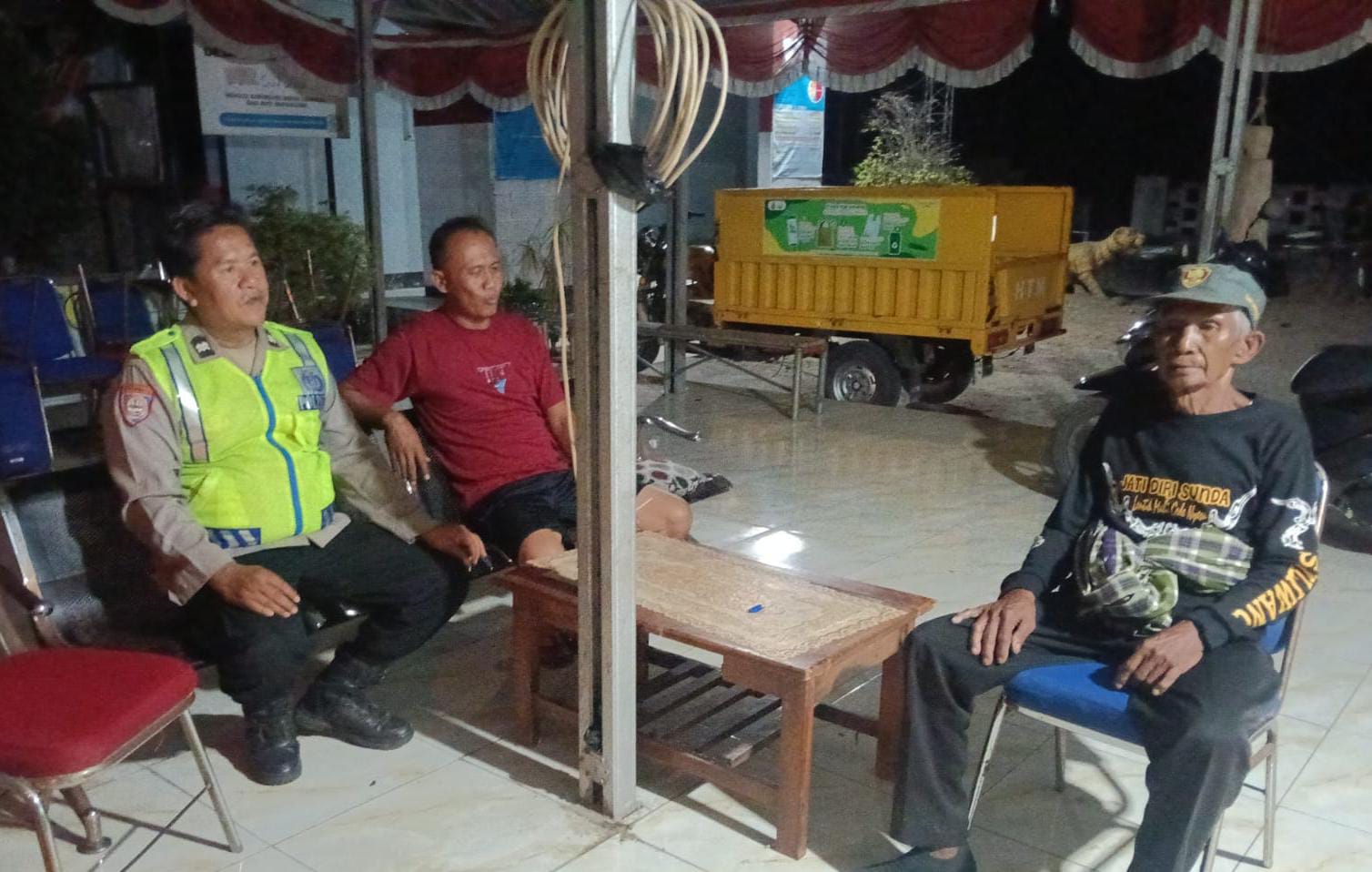 Antisipasi C3, Bhabinkamtibmas Polsek Telagasari Lakukan Ronda Bersama Warga