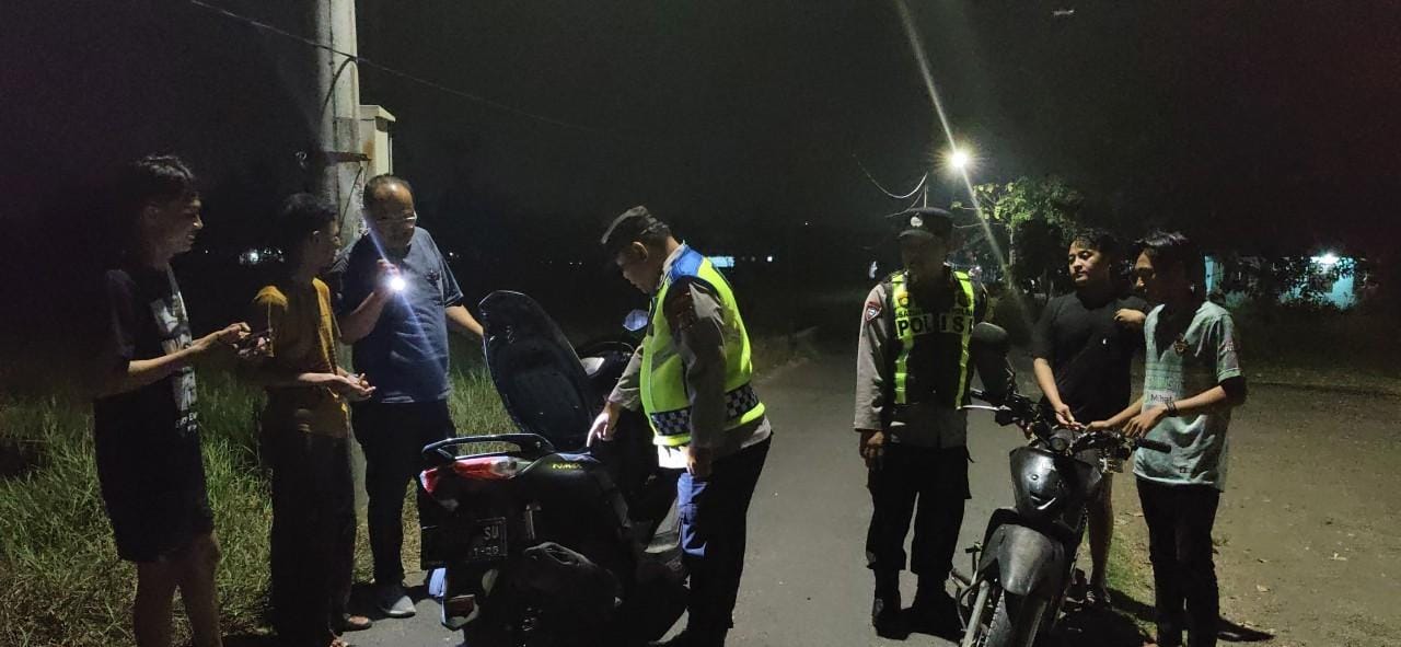 Bhabinkamtibmas Ikut Serta Dalam Giat Ronda Bersama Warga