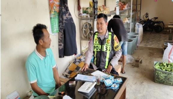 Prekat Polsek Banyusari Giat Patroli Toko Sembako Antisipasi Kejahatan