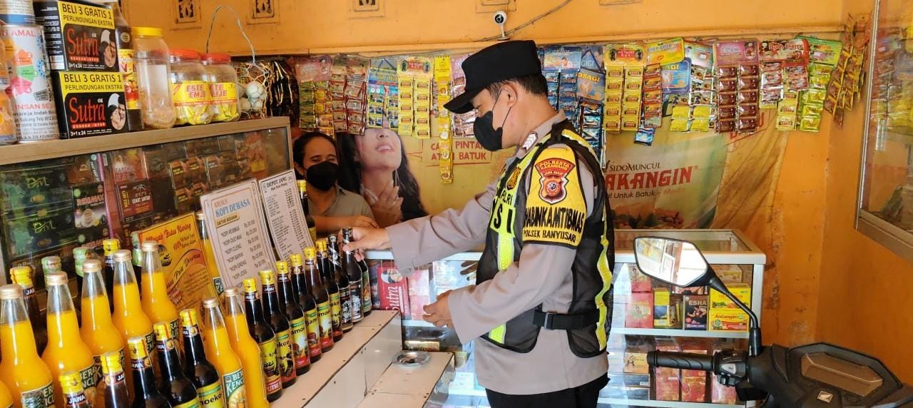 Prekat Polsek Banyusari Gelar Razia Miras Demi Ciptakan Situasi Kamtibmas Kondusif