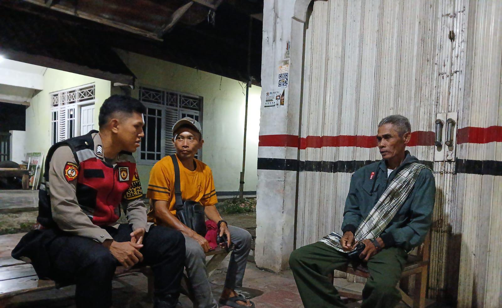 Bhabinkamtibmas Polsek Telagasari Sebar Himbauan Kamtibmas Kepada Warga Dalam Giat Sambang