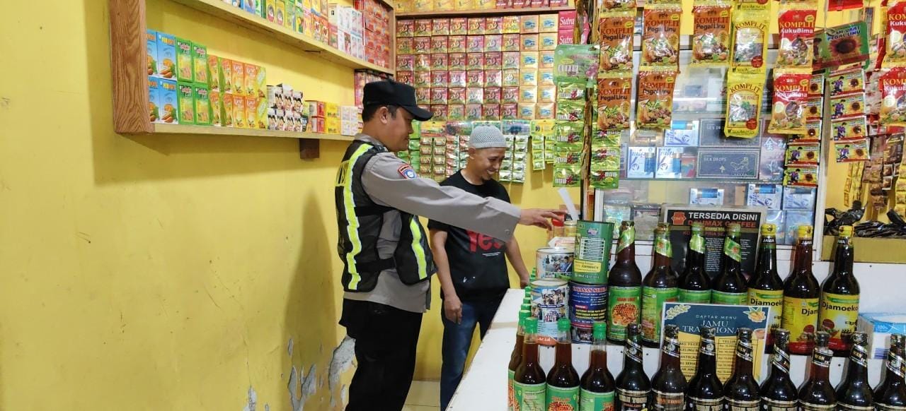 Prekat Polsek Banyusari Gelar Razia Miras Demi Ciptakan Situasi Kamtibmas Kondusif