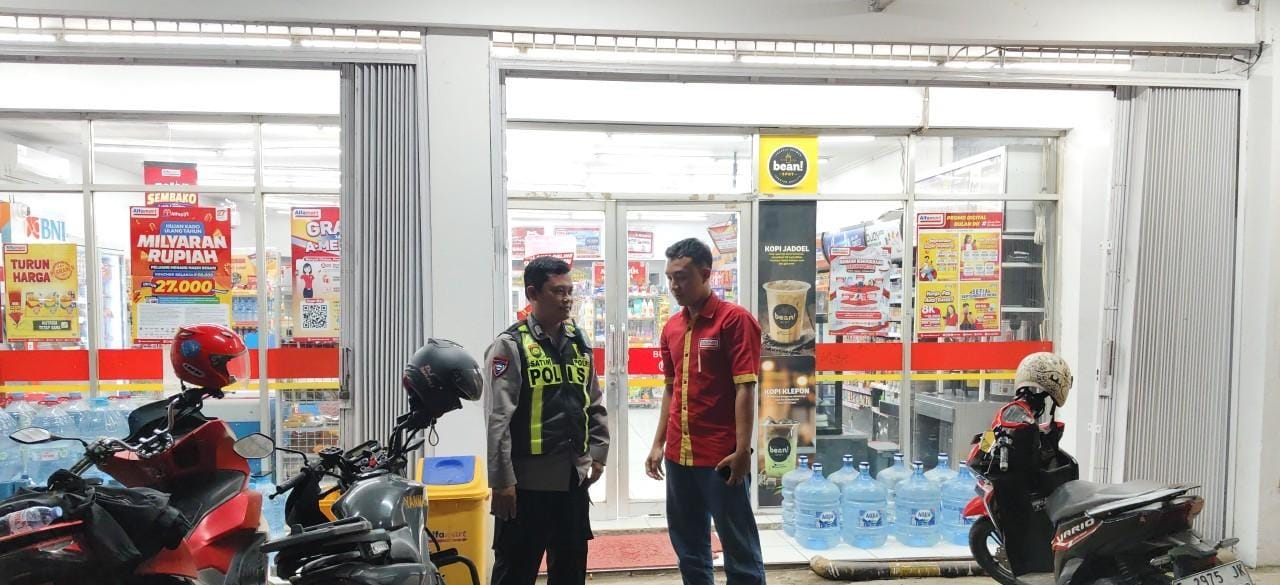 Giat Patroli Perekat Supermarket Alfamart Gempol Guna Antisipasi Kejahatan