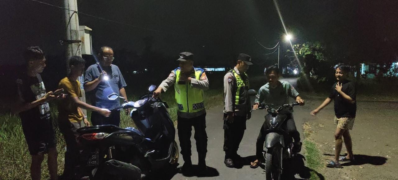Bhabinkamtibmas Ikut Serta Dalam Giat Ronda Bersama Warga