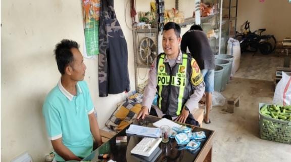 Prekat Polsek Banyusari Giat Patroli Toko Sembako Antisipasi Kejahatan