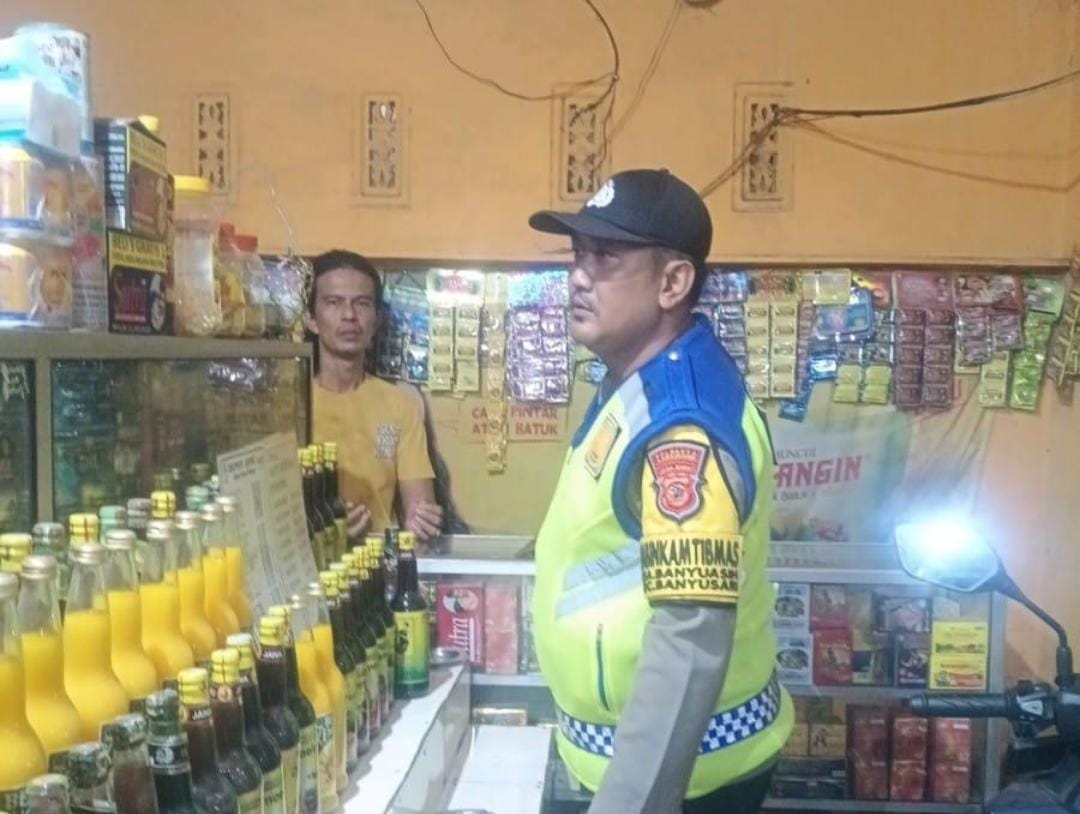 Prekat Polsek Banyusari Gelar Razia Miras Demi Ciptakan Situasi Kamtibmas Kondusif