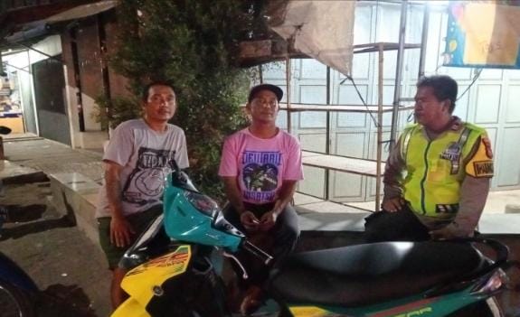 Bhabinkamtibmas Polsek Telagasari Lakukan Ronda Bersama Warga Cegah C3