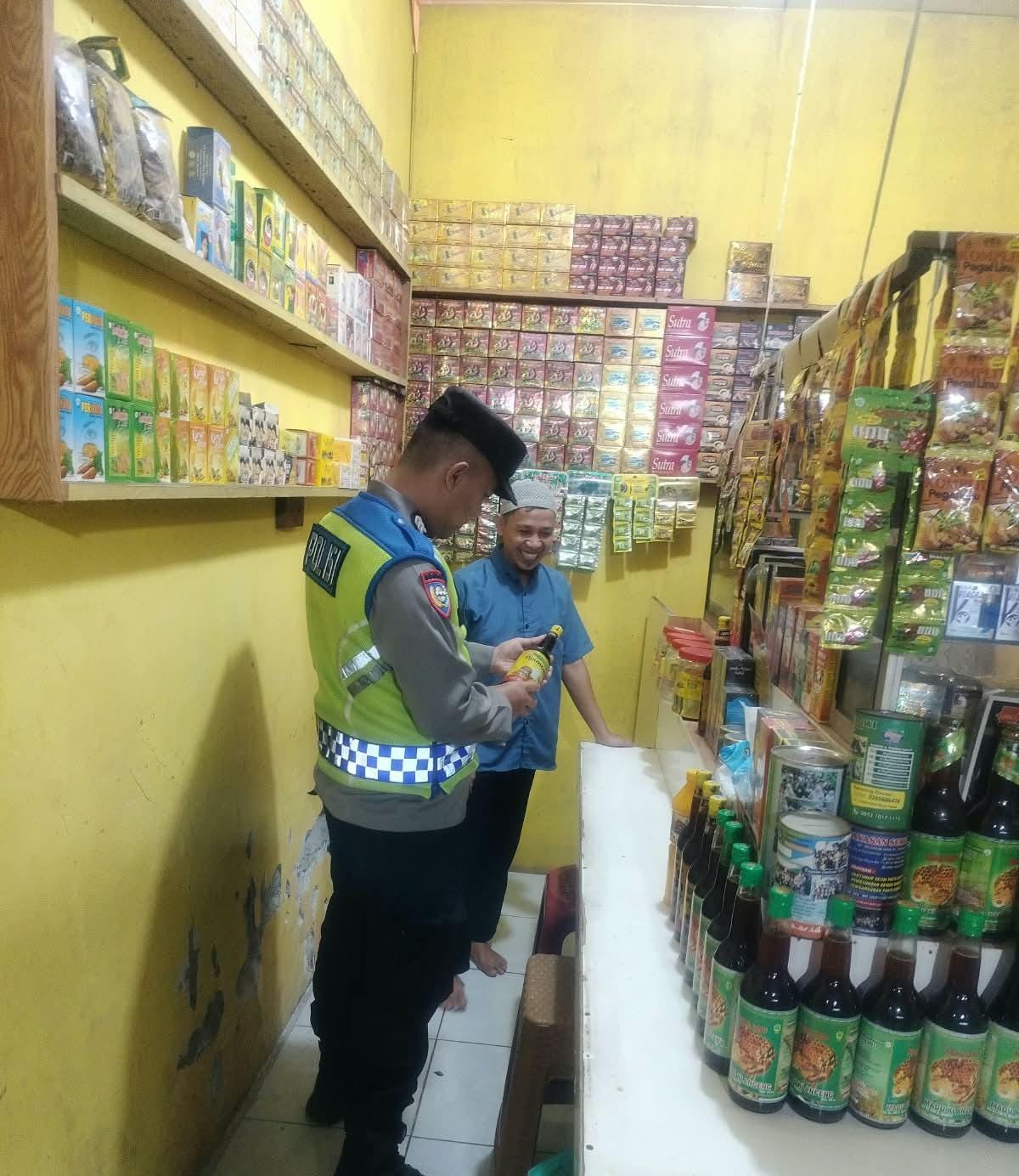 Prekat Polsek Banyusari Gelar Razia Miras Demi Ciptakan Situasi Kamtibmas Kondusif