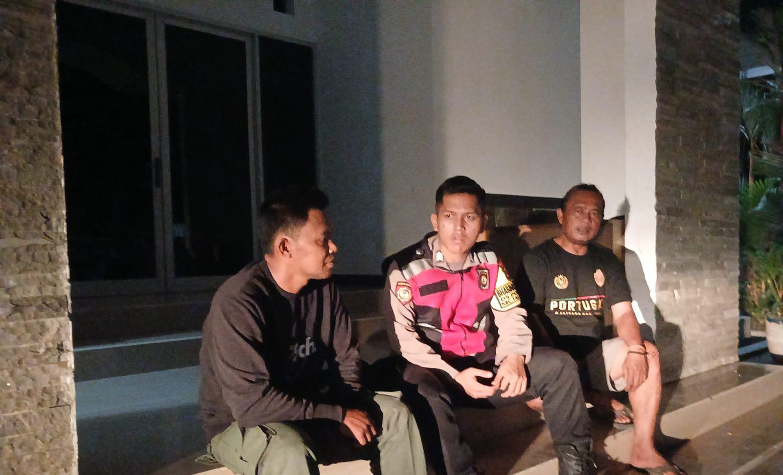 Dampingi Warga Lakukan Ronda, Bhabinkamtibmas Polsek Telagasari Pastikan Lingkungan Kondusif